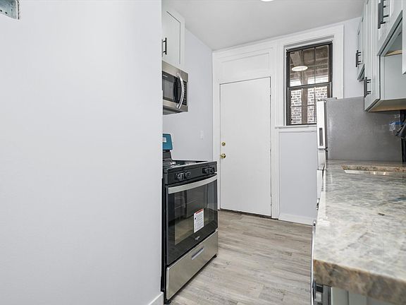 3rd image of 6124 S Ingleside Ave #3W