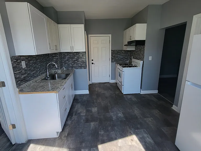 132 Oliver Ave #3R — Photo 1