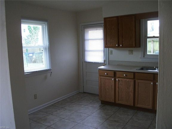 3rd image of 1129 Hullview Ave #B
