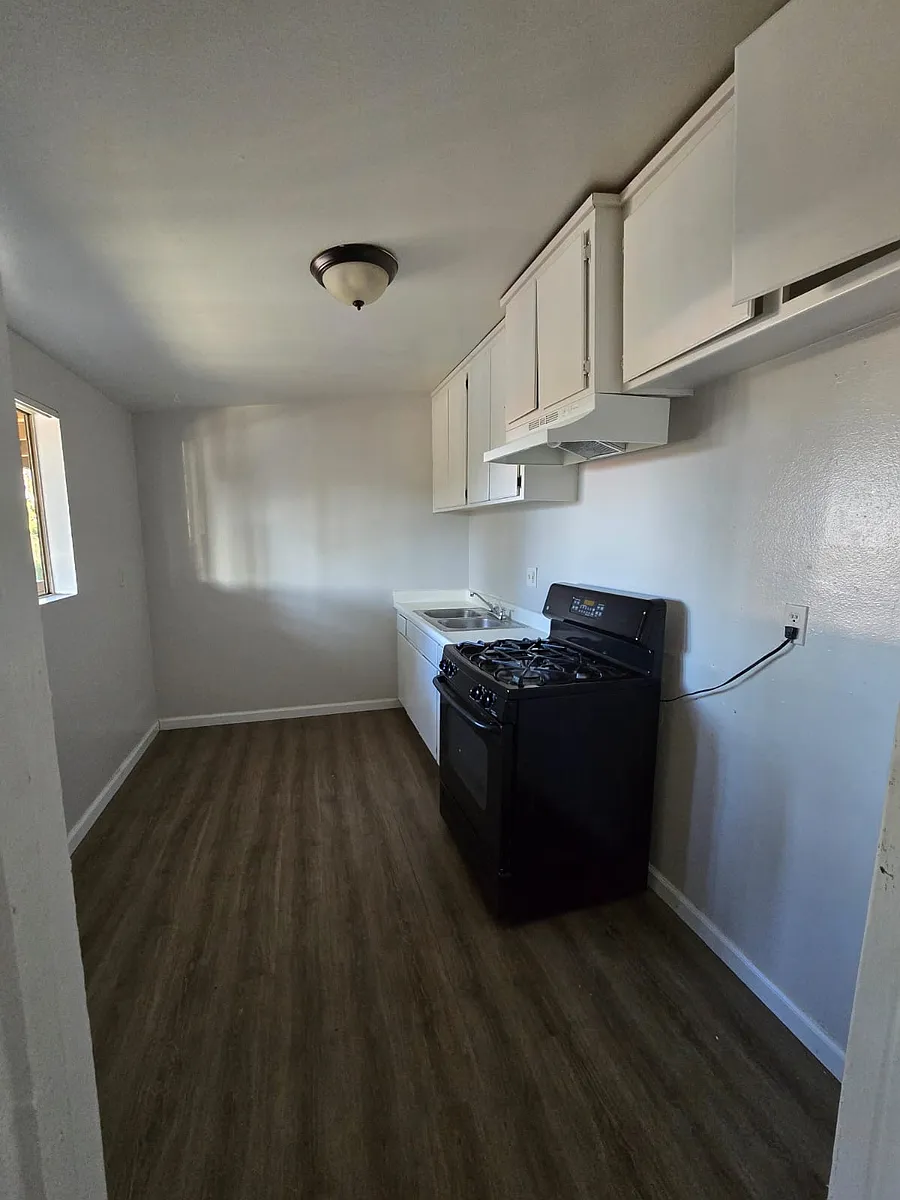 Building Photo - 950 W 5th St #A16