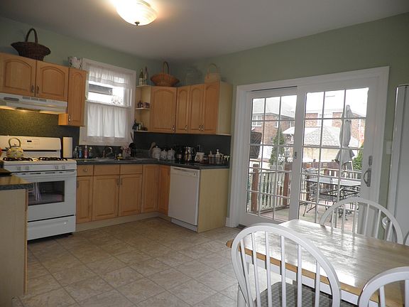 Family Size Eat-In Kitchen