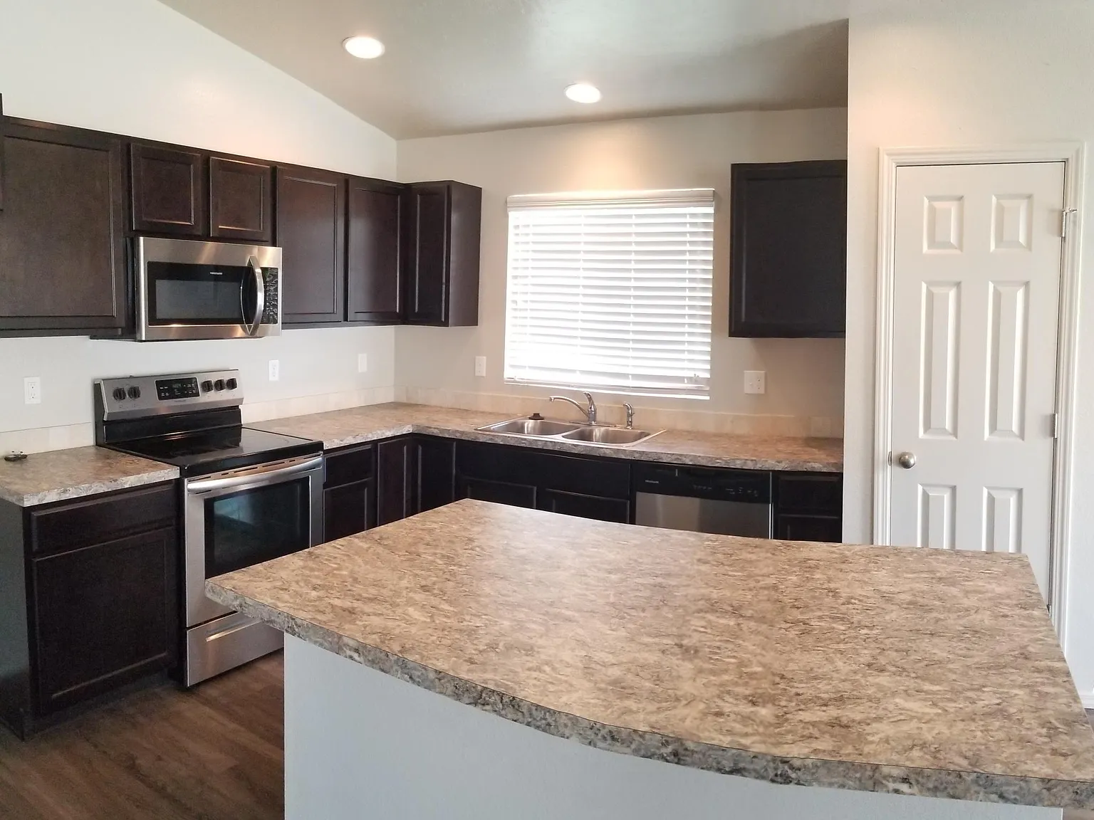 3 bed, 1699 sqft, $1,975 — Photo 3