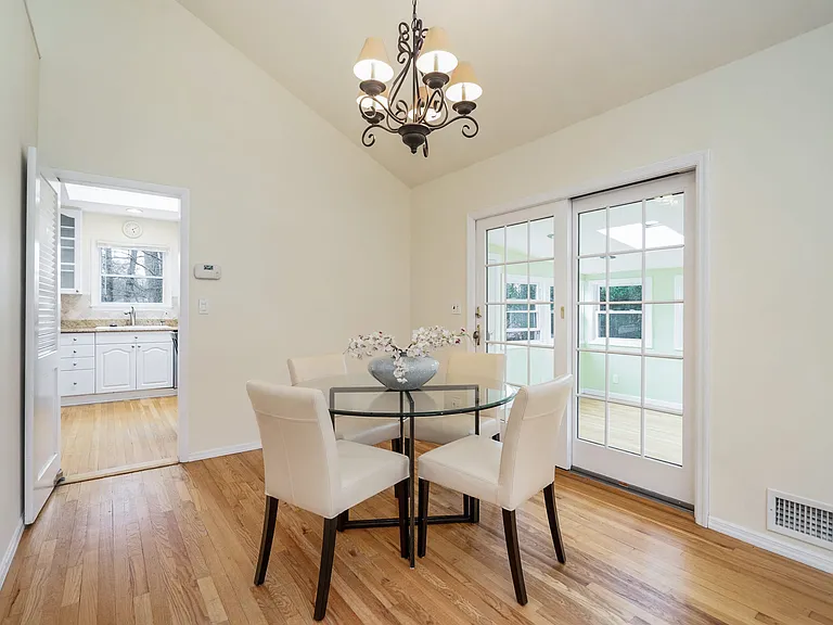 7 Susan Ct — Photo 5