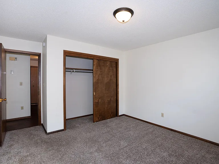 Fargo, ND Country Club Apartments | 21B | Bedroom