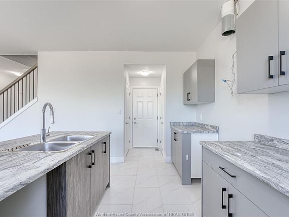 5th image of 104 Eagle St