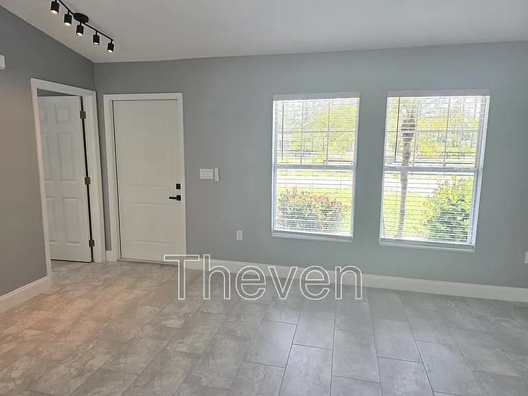 805 E 13th St — Photo 20