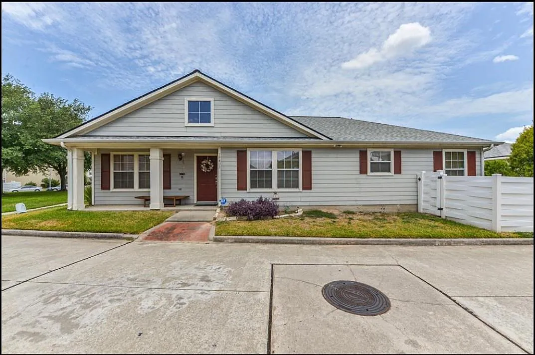 3 bed, 2.0 bath, 1408 sqft, $1,750 — Photo 1