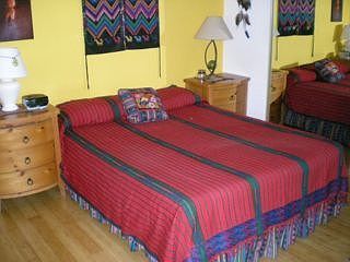 Master bedroom - queen bed