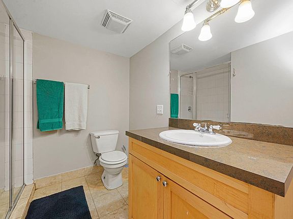3rd image of 2318 W Moffat St #2320