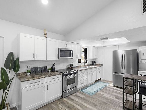 2nd image of 1461 Lavender St