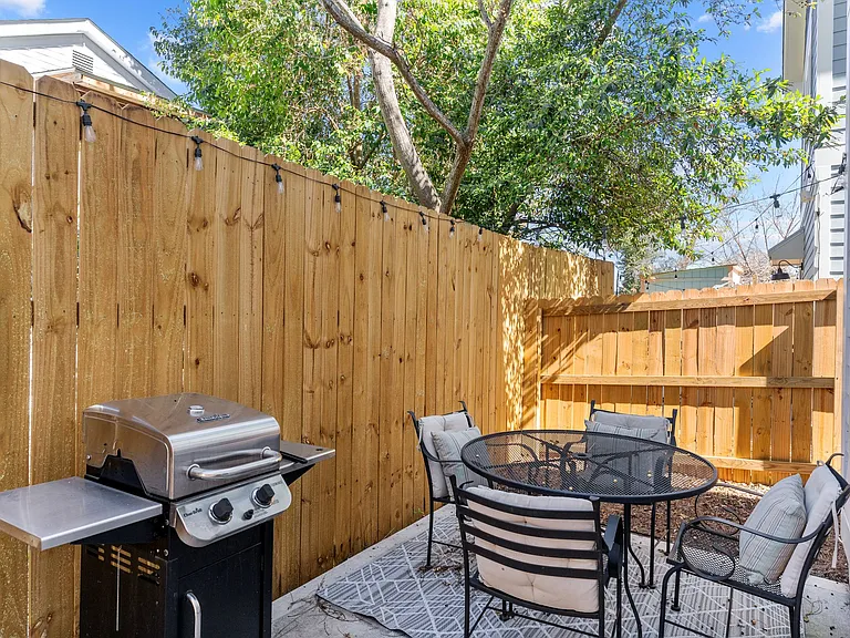 705 Brooks Aly — Photo 9