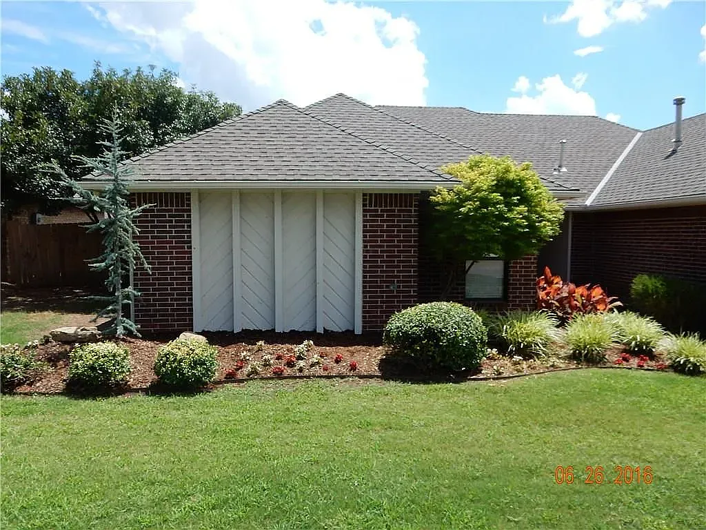 3 bed, 1958 sqft, $1,975 — Photo 3