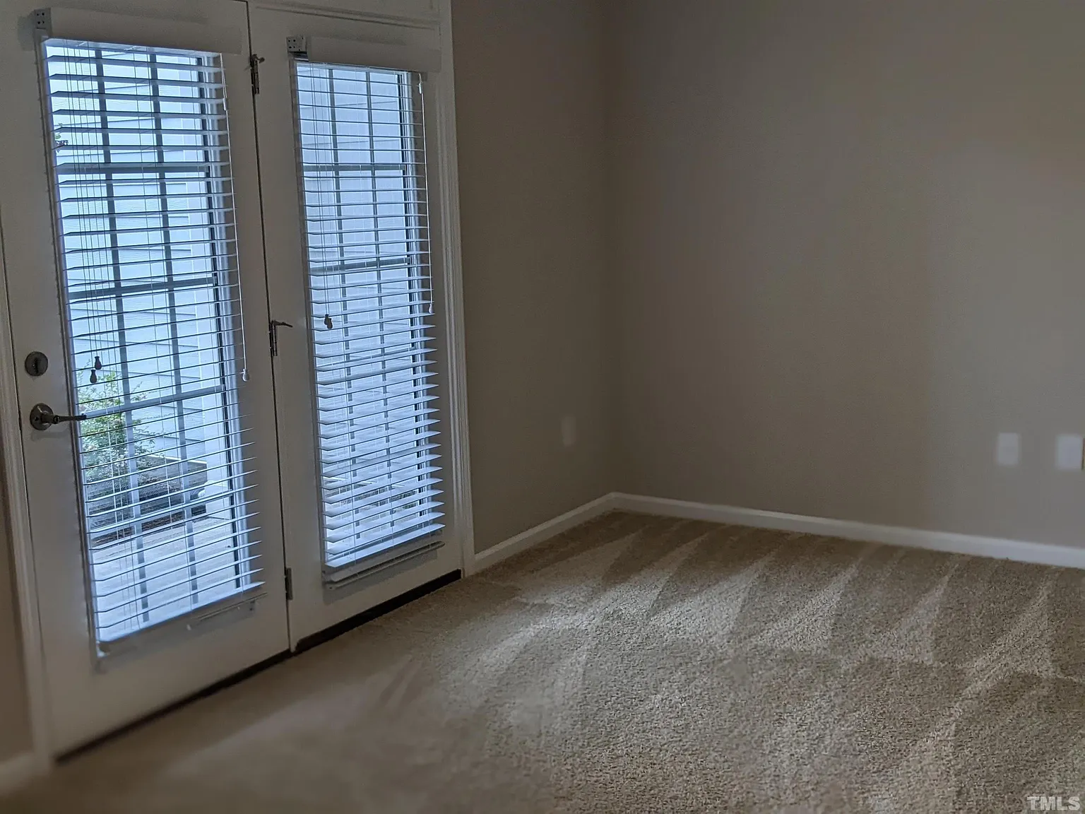 4 bed, 3.5 bath, 2116 sqft, $2,400 — Photo 2