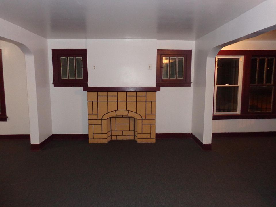 1st image of 208 Carl St Floor 1