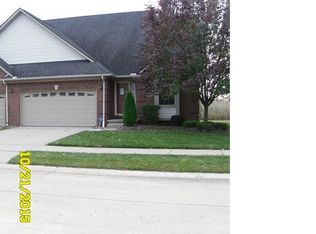 20252 Doves Pointe Dr, Brownstown, MI 48174
