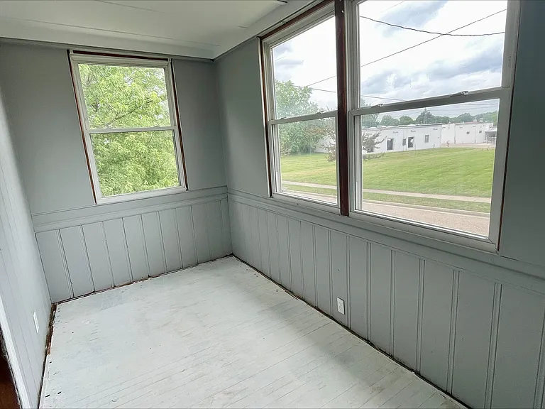 580 Baird St — Photo 2