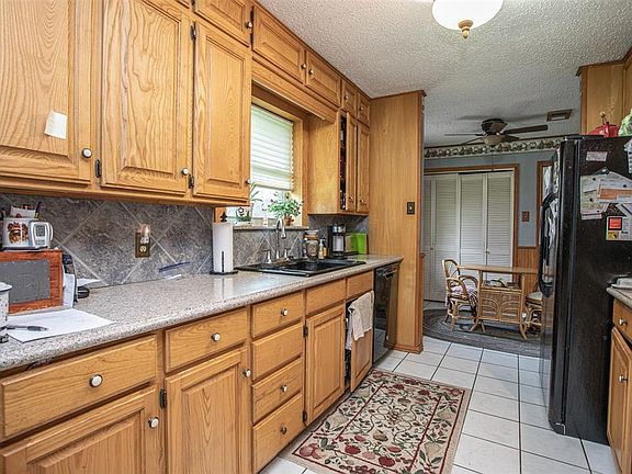 5th image of 1900 Greenbriar Ct