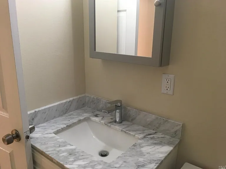 454 Carter St #A — Photo 6