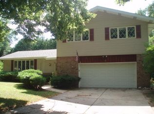 6 Round Hill Cir, Madison, WI 53717