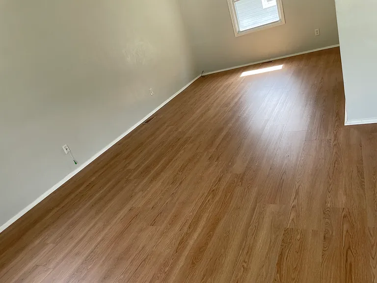209 Cynthia Dr — Photo 2