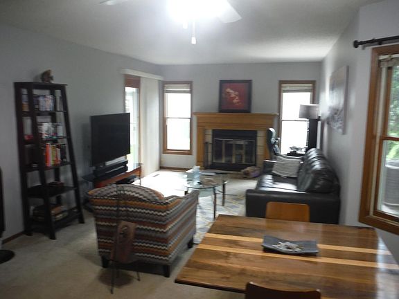 LIVING ROOM (TENANT FURNISHED)