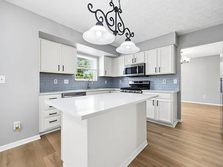 3033 Jamestown Dr — Photo 4