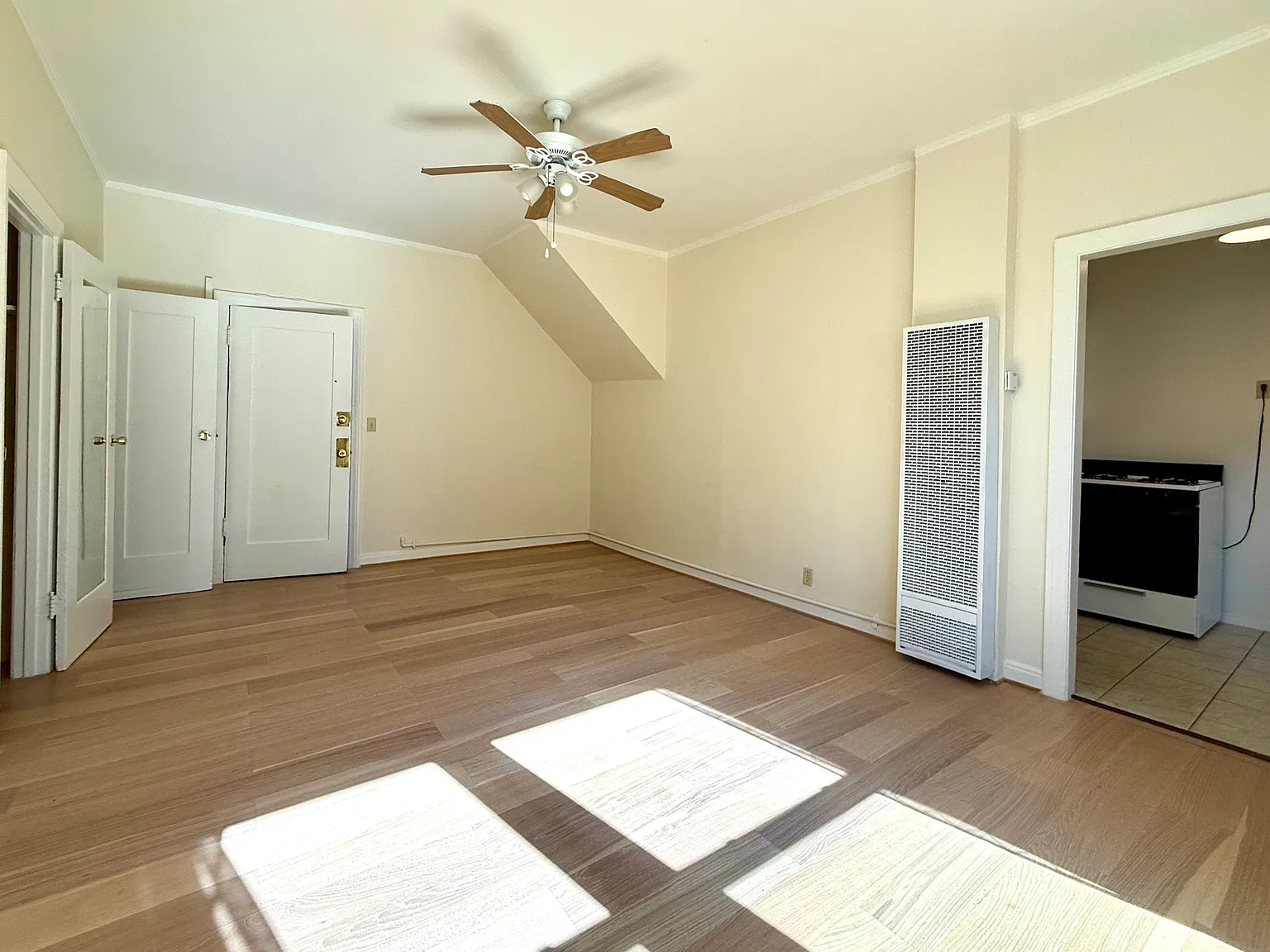 Studio, 400 sqft, $1,400 — Photo 3