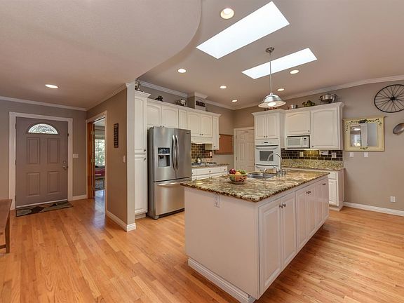 5th image of 3013 Latham Ln