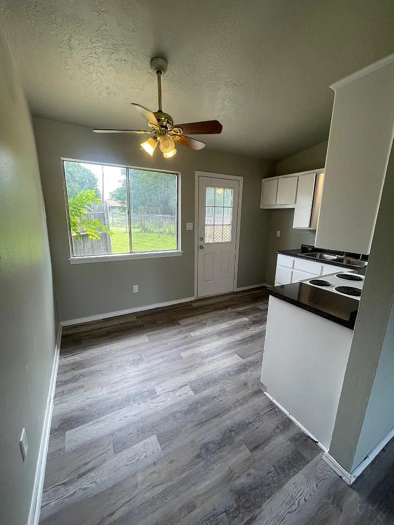 Adorable 1 bedroom 1 bathroom Duplex For Rent — Photo 4