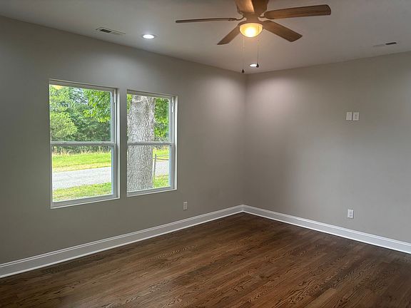 3rd image of 704 Airline Ave