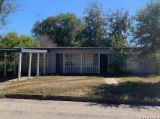 318 W 12th St, Shiner, TX 77984