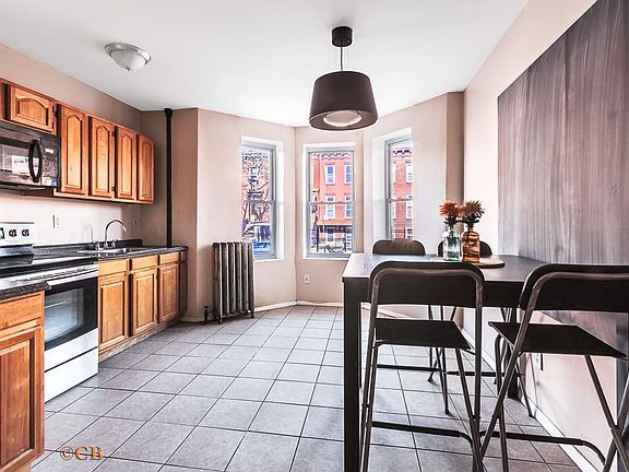 3rd image of 570 Halsey St APT 1