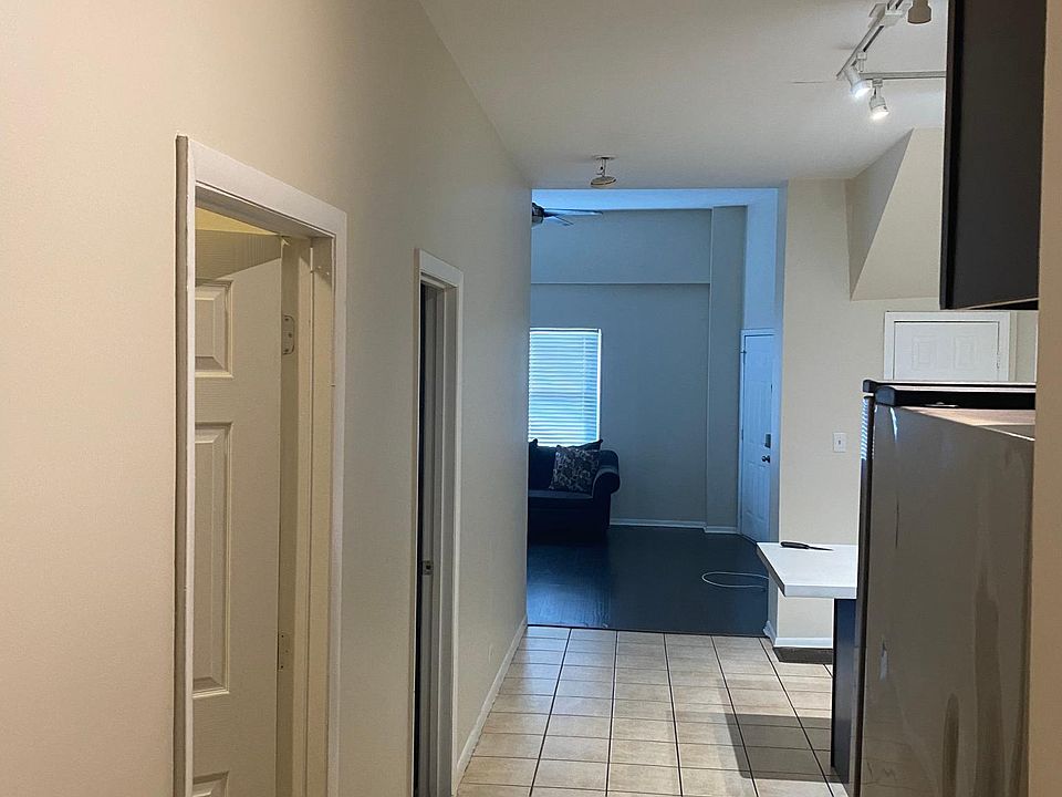 2nd image of 930 W 35th Pl #1F