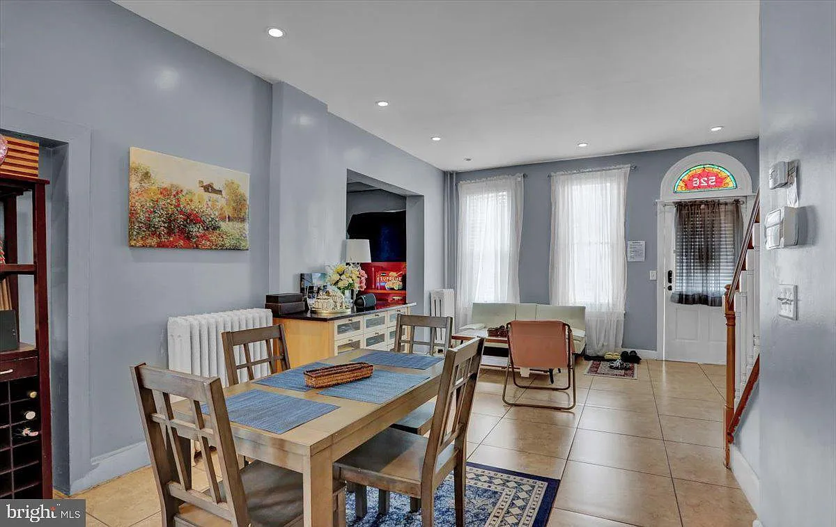 5 bed, 2400 sqft, $2,200 — Photo 4