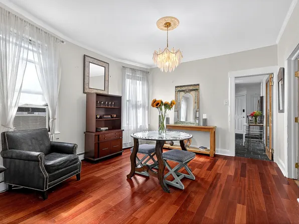 687 Avenue East image 11 of 32