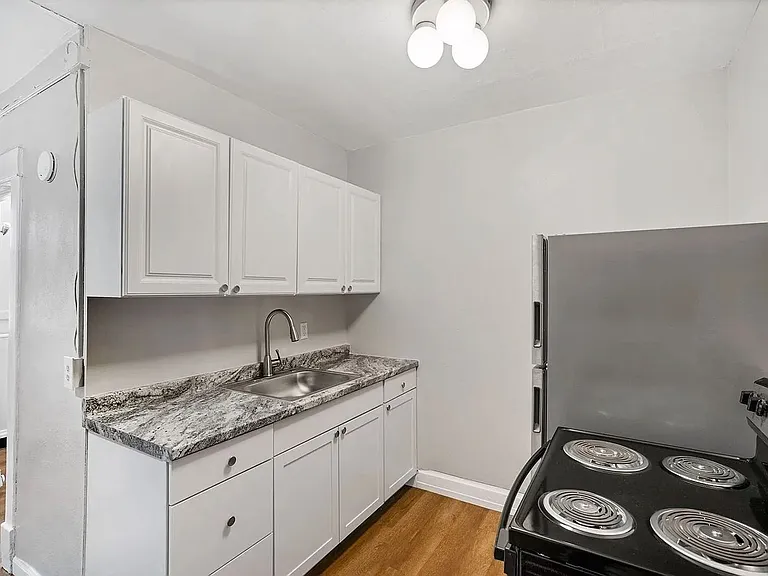 1428 West 10th — Photo 3