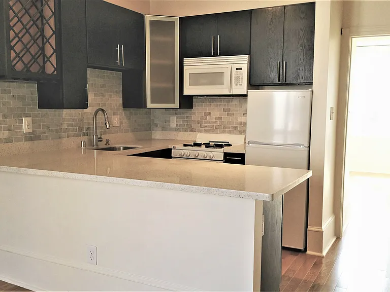 Sutter House Apartments — Photo 9