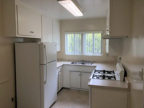 3rd image of 527 S Barrington Ave APT 14