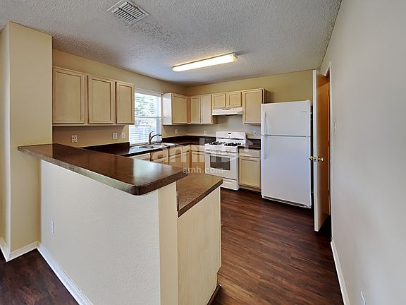 3rd image of 7805 Tanbark Ln