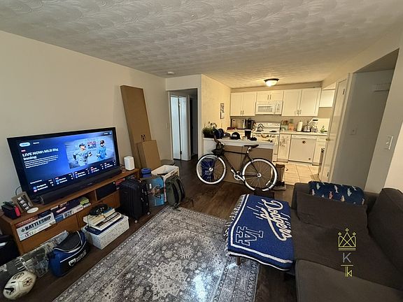 3rd image of 1961 Commonwealth Ave APT B1