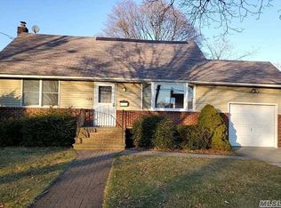 226 Travis St, Lindenhurst, NY 11757