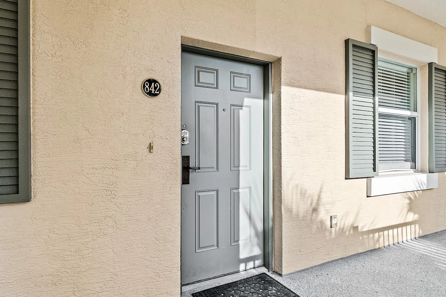 3 bed, 2.0 bath, 1689 sqft, $8,047 — Photo 4