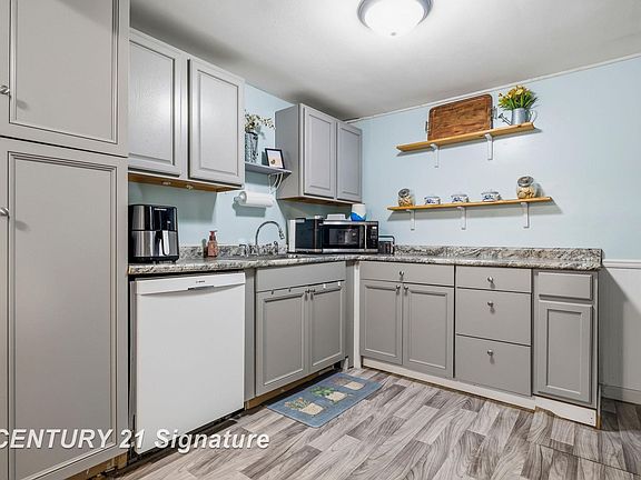 4th image of 223 Harrison Dr