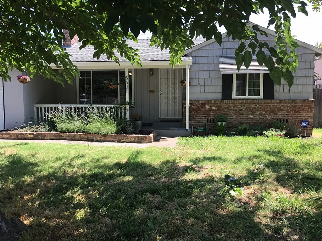5635 Milner Way photo 1