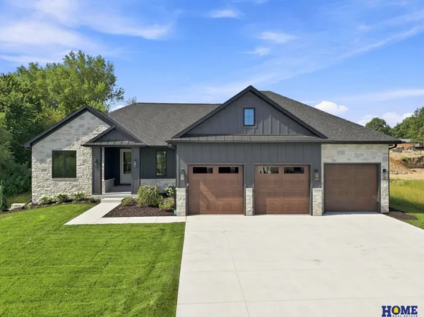 8817 Sandalwood Dr, Lincoln, NE 68520