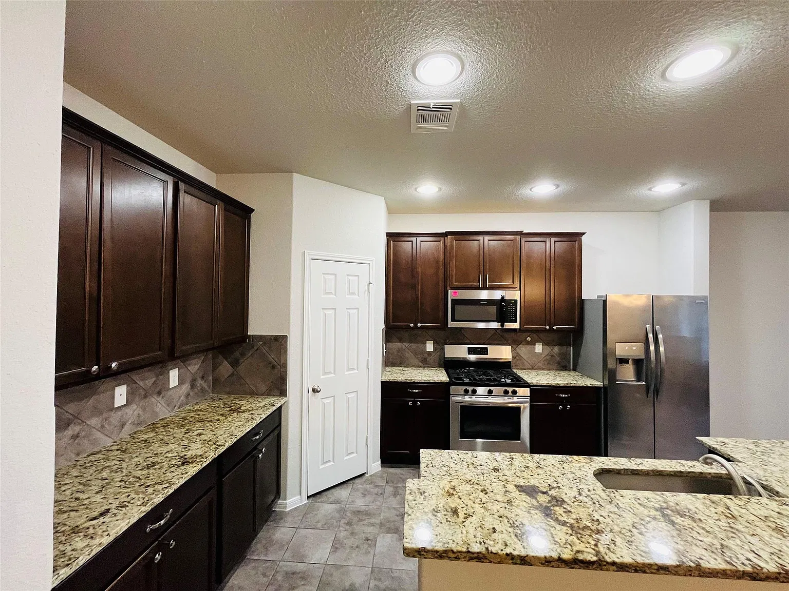 4 bed, 3.0 bath, 1732 sqft, $2,250 — Photo 4