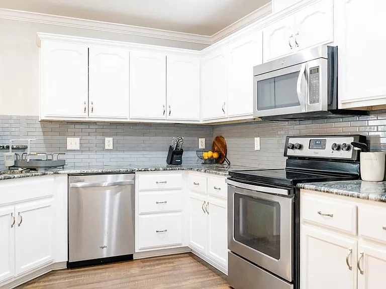 1215 Dorchester Dr — Photo 8