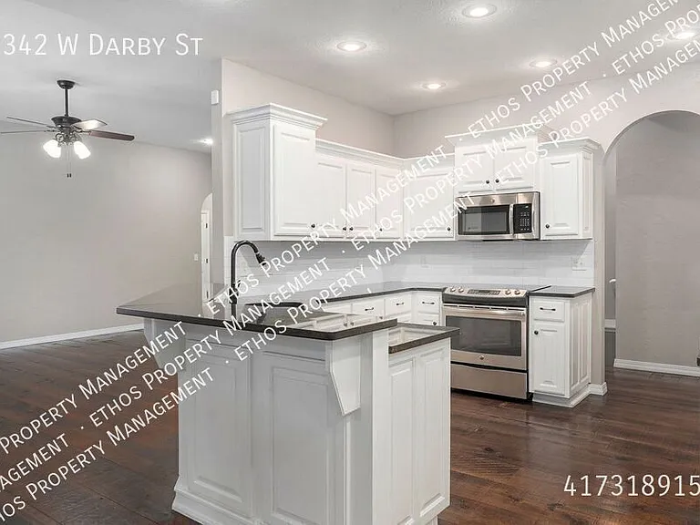2342 W Darby St — Photo 16
