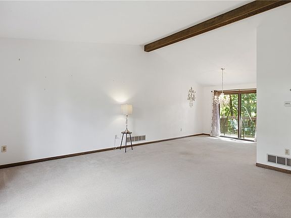4th image of 1721 Grove Crest Dr
