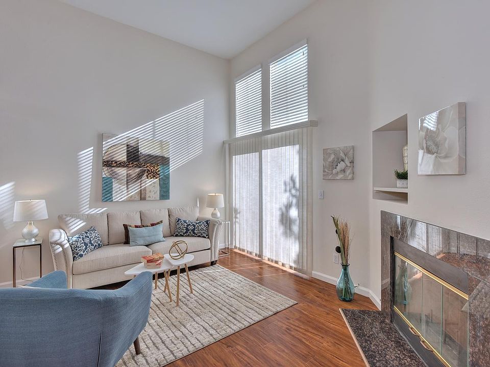 Living Room w Fireplace